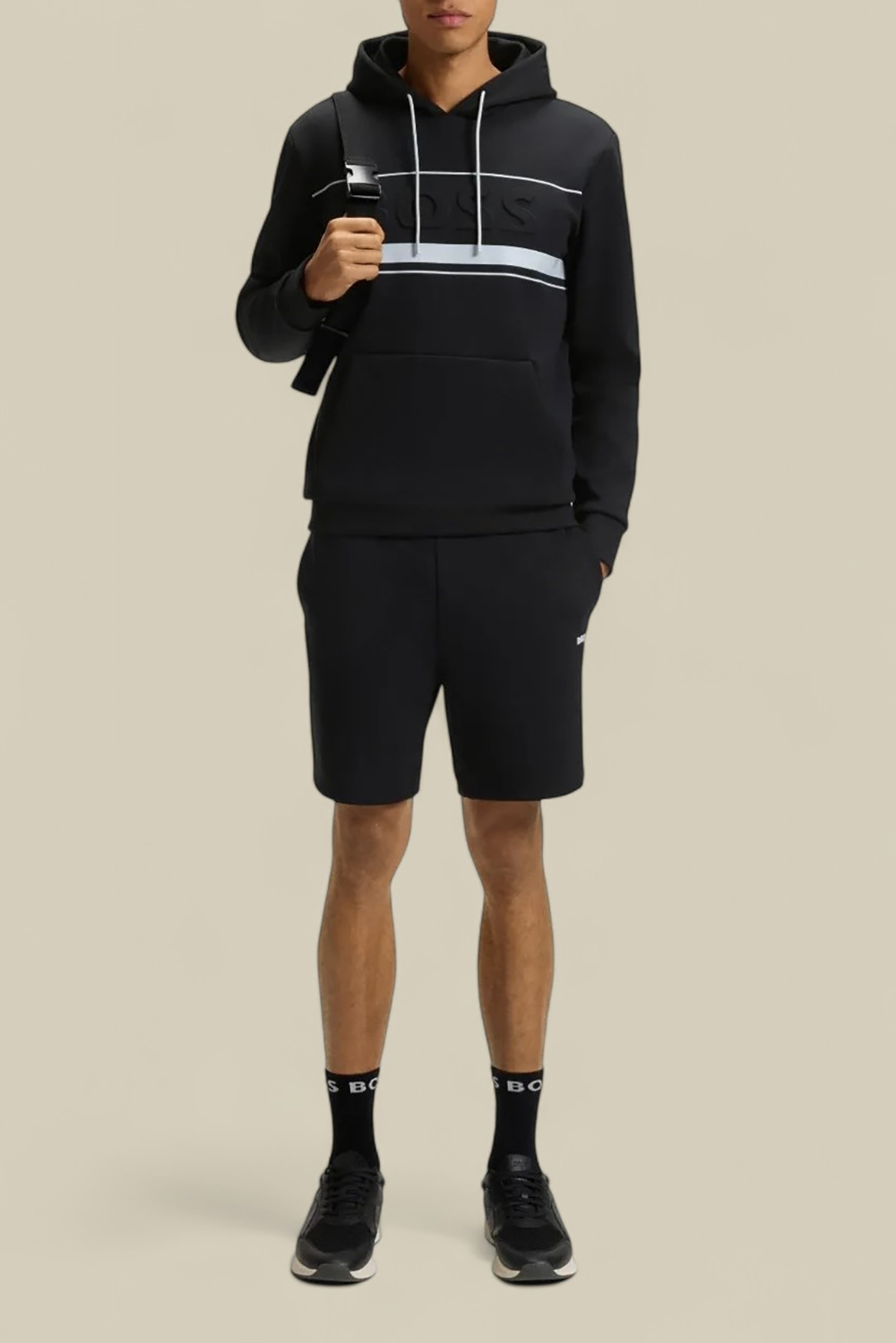 תמונת כל הלוק של מכנסיים קצרים